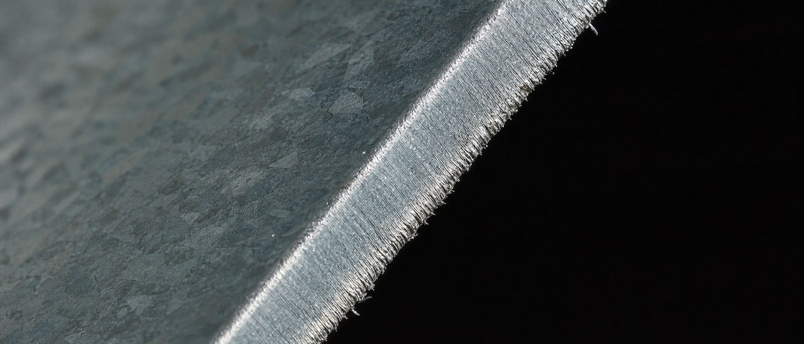 Macro of the cut edge of a Zn-Al-Mg-coated steel sheet showing the coating spangle